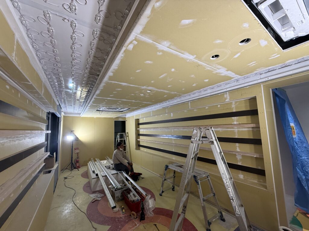戎橋2F看板屋さんが作業しておりました