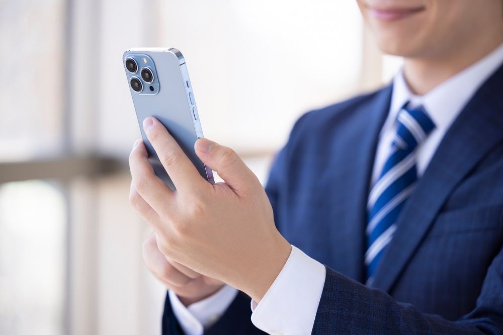内装工事の会社をさがしている男性